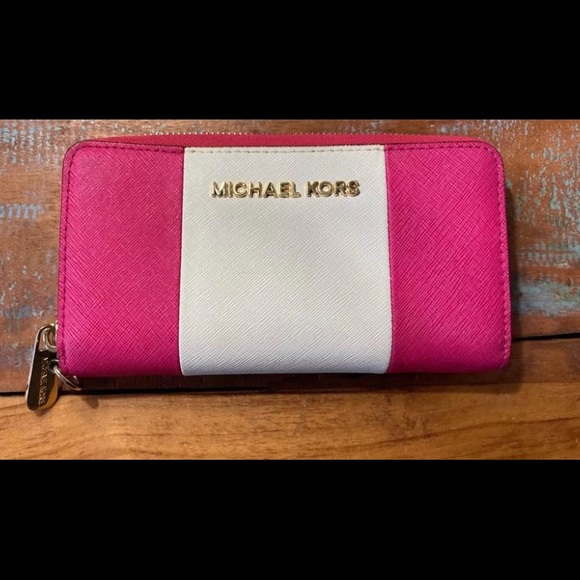 Micheal Kors Wallet - Picture 1 of 2